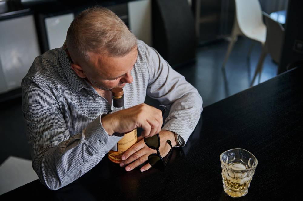 Manipulacje niepijącego alkoholika: Jak ich unikać?