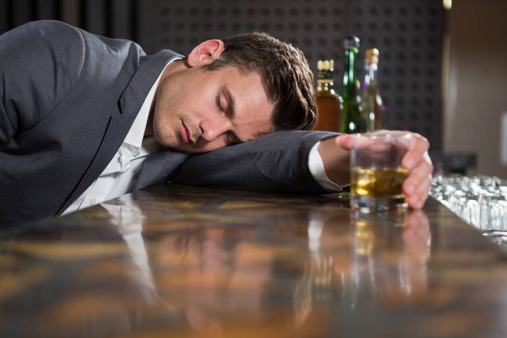 Zapobieganie nawrotom: co zrobić z alkoholikiem po terapii