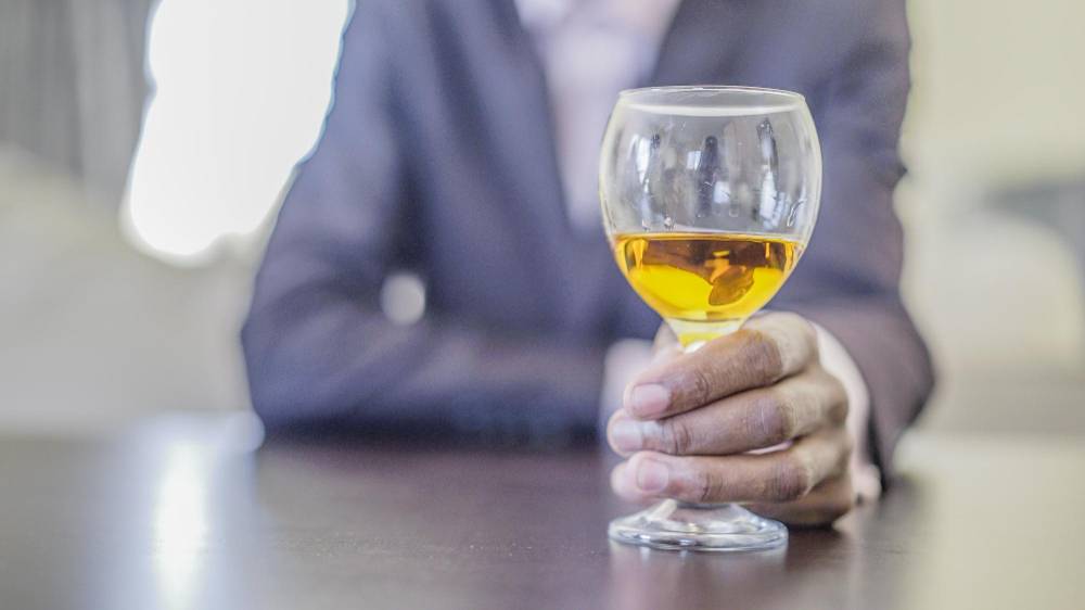 Dlaczego alkoholik kłamie: chęć uniknięcia konfrontacji